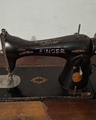 Macchina da cucire vintage Singer. Fine anni '40