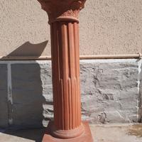 Colonna scannellata con capitello in terracotta