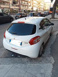 Peugeot 208 anno 2013, 2 porte, benzina