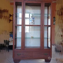 Vetrina in legno con ripiani in vetro – elegante e