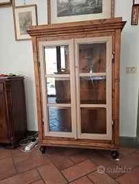 Vetrina con ante in vetro