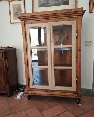 Vetrina con ante in vetro
