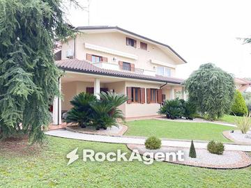 Villa di 755 m² con più di 5 locali e box auto dop