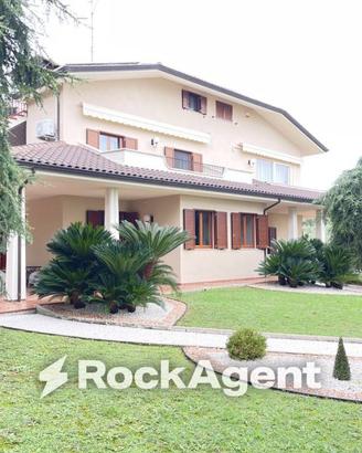 Villa di 755 m² con più di 5 locali e box auto dop