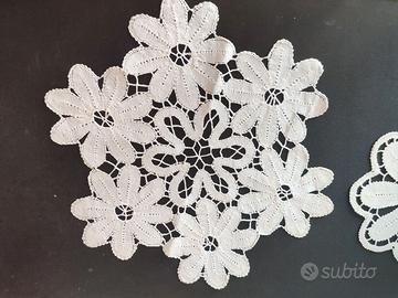 coppia di centrini a fiore in pizzo di Cantù