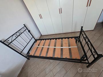 letto singolo con rete a doghe e materasso