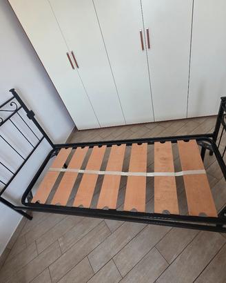 letto singolo con rete a doghe e materasso
