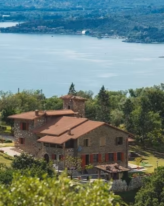 Rustico / Casale di 580 m² con più di 5 locali e b