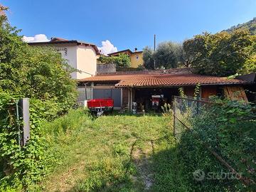 Magazzino/Deposito/Box con giardino e posti auto