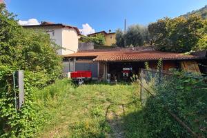 Magazzino/Deposito/Box con giardino e posti auto