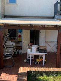 Pergola addossata