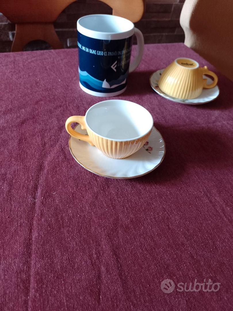 Una tazza di caffè americano in coffee shop - vintage e luce