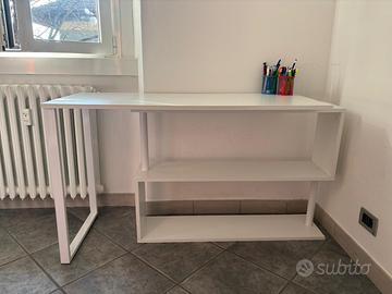 Scrivania a L con scaffale girevole