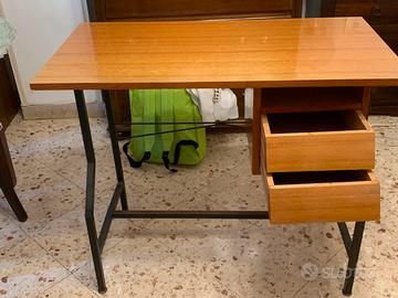 scrivania di legno