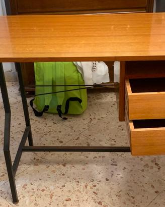 scrivania di legno