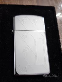 Zippo Slim Vintage 1975 Fleur-de-Lis – Nuovo 