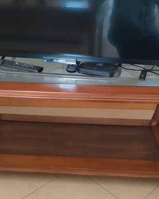 Tavolino porta TV in legno massiccio e vetro