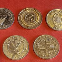 Lotto di 5 gettoni commemorativi squadre di calcio