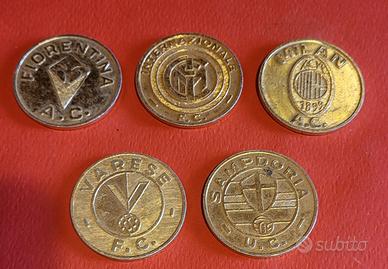 Lotto di 5 gettoni commemorativi squadre di calcio