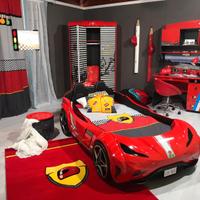 Letto a forma di macchina Ferrari per bambini.