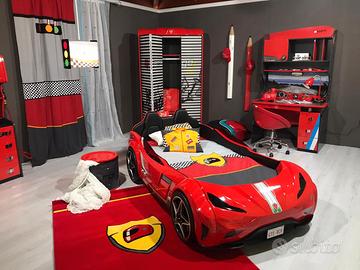 Letto a forma di macchina Ferrari per bambini.