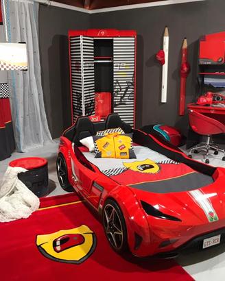 Letto a forma di macchina Ferrari per bambini.