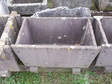 Fioriere in basalto lavico bocciardato
