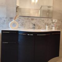 Mobile per il bagno con piano color avorio