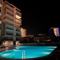 Appartamento con piscina e vista mare