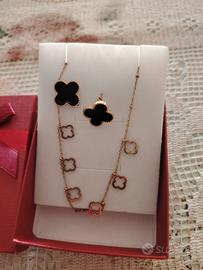 collanina ed orecchini, color oro e nero