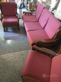 Divano tre posti con due poltrone 