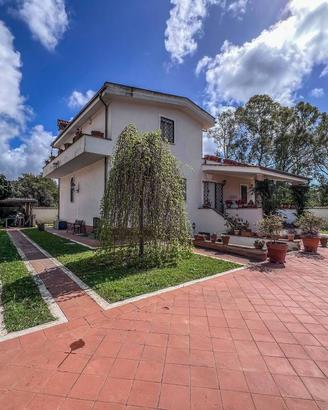 Villa di 250 m² con più di 5 locali a Roma