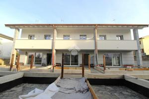 VILLA A SCHIERA CENTRALE A BRIOSCO