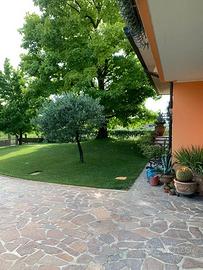 Casa singola circondata da meraviglioso giardino