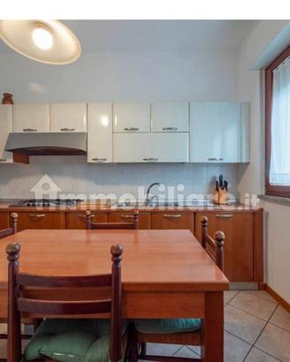 Cucina componibile con elettrodomestici 