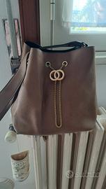 capiente borsa a secchiello con chiusura a couliss