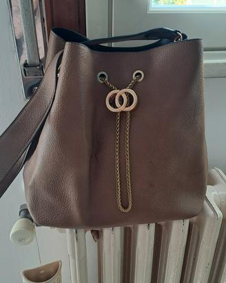 capiente borsa a secchiello con chiusura a couliss