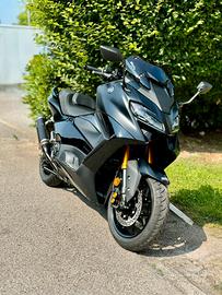 T Max 560 Tech + scarico Leovince