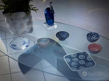 Tavolo  basso in vetro con piede blu