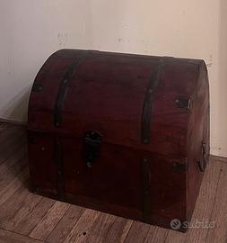 Bauletto , legno borchiato.