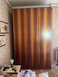 Armadio in legno di noce