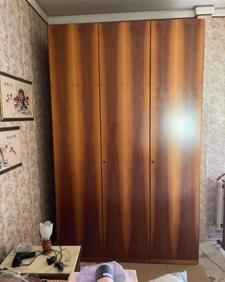 Armadio in legno di noce