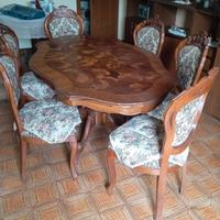 Set di antiquariato: tavolo, sedie e credenza
