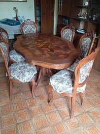 Set di antiquariato: tavolo, sedie e credenza