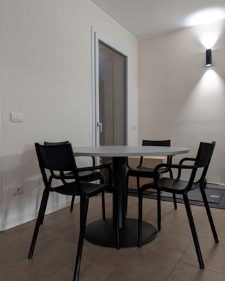 Tavolo rotondo 120 cm grigio con base nera