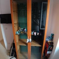 vetrina in legno illuminata internamente