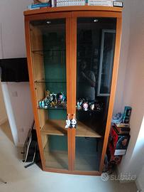 vetrina in legno illuminata internamente