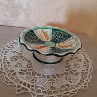 Vecchia alzatina in ceramica con bordo smerlato