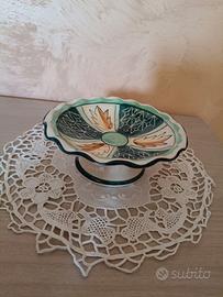 Vecchia alzatina in ceramica con bordo smerlato