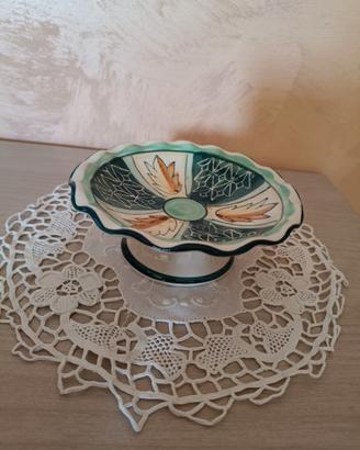 Vecchia alzatina in ceramica con bordo smerlato